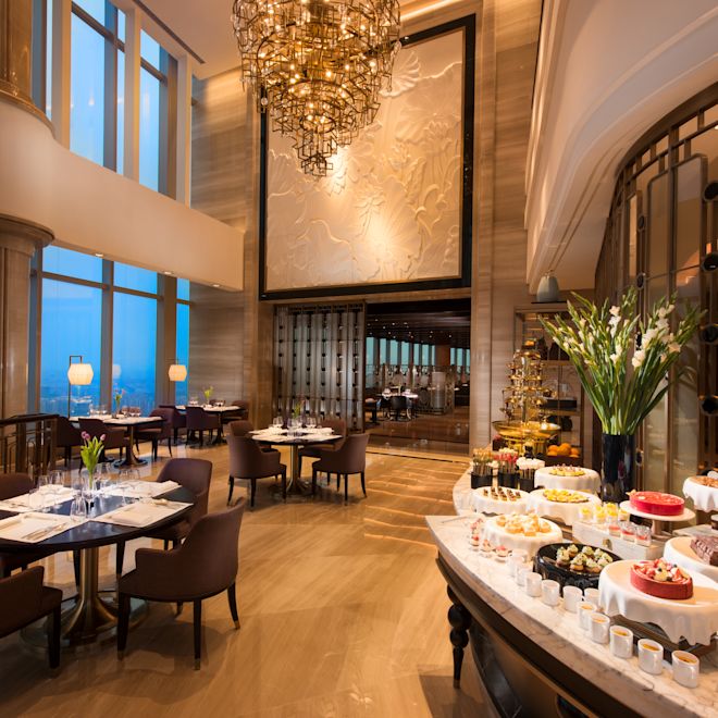 自助就餐区，自助餐桌和餐桌椅上各种甜点