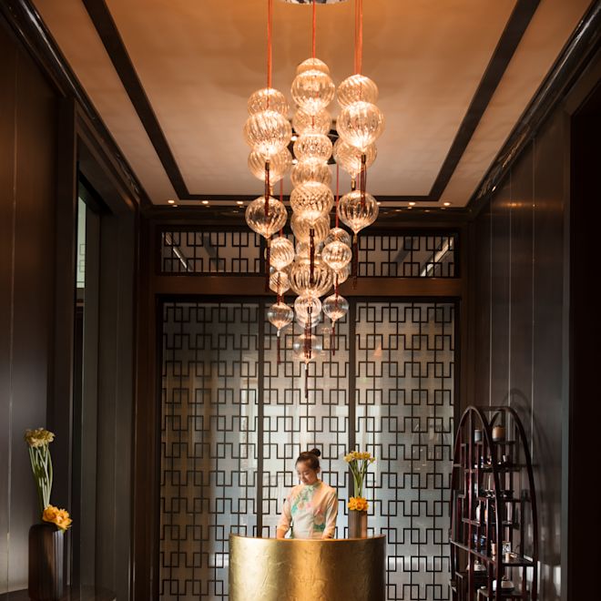 站在桌子后面的女士