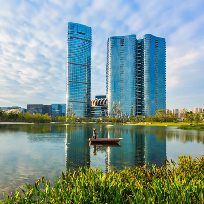 酒店建筑外观和对水的反思