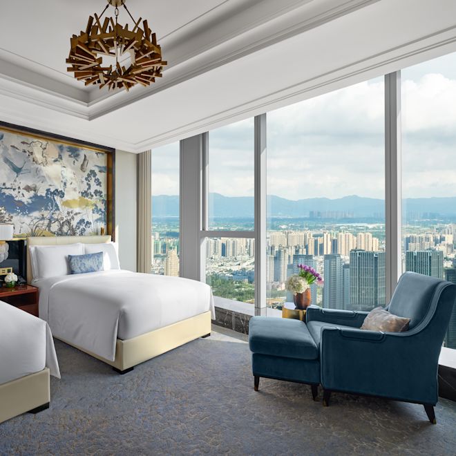 客房 2 张睡床、休闲椅、窗外市景