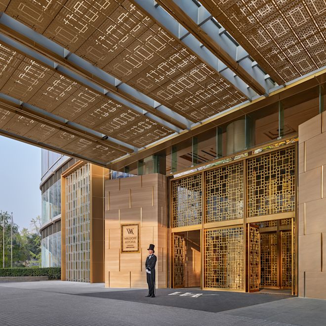 成都华尔道夫酒店入口，门童