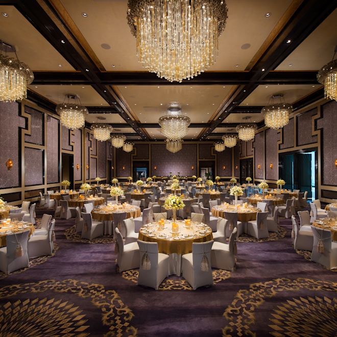 宽敞的宴会厅区设有圆桌和座椅