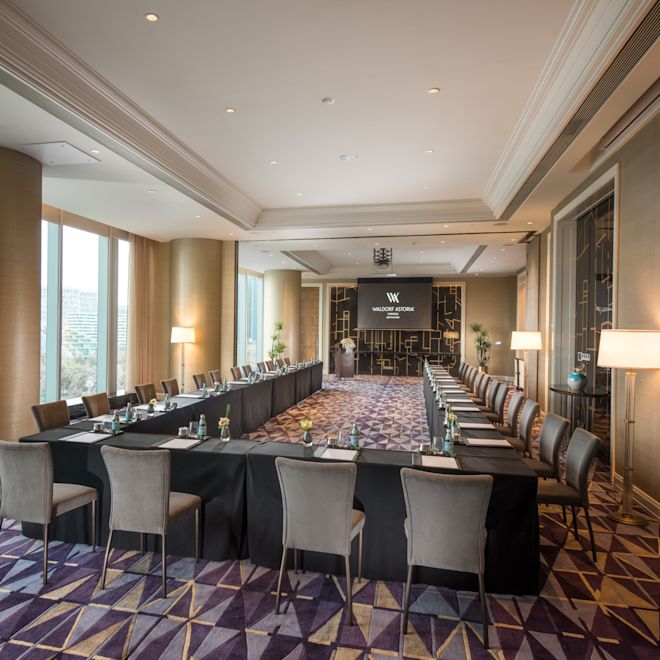 会议室（面朝演示屏幕的长 U 型桌和椅子、观景落地窗）