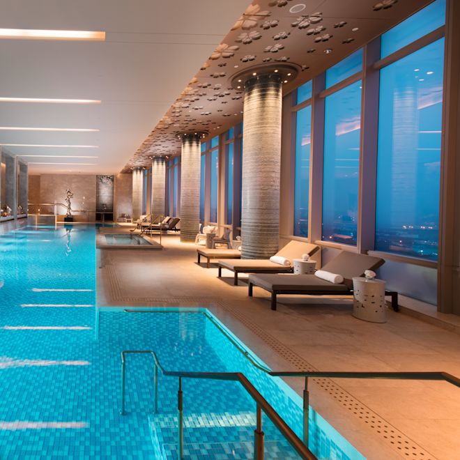 室内豪华泳池（休闲椅、观景落地窗、夜景灯光）