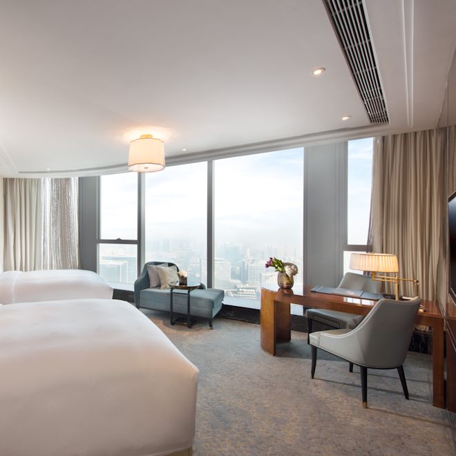 双大床客房卧室（办公桌）