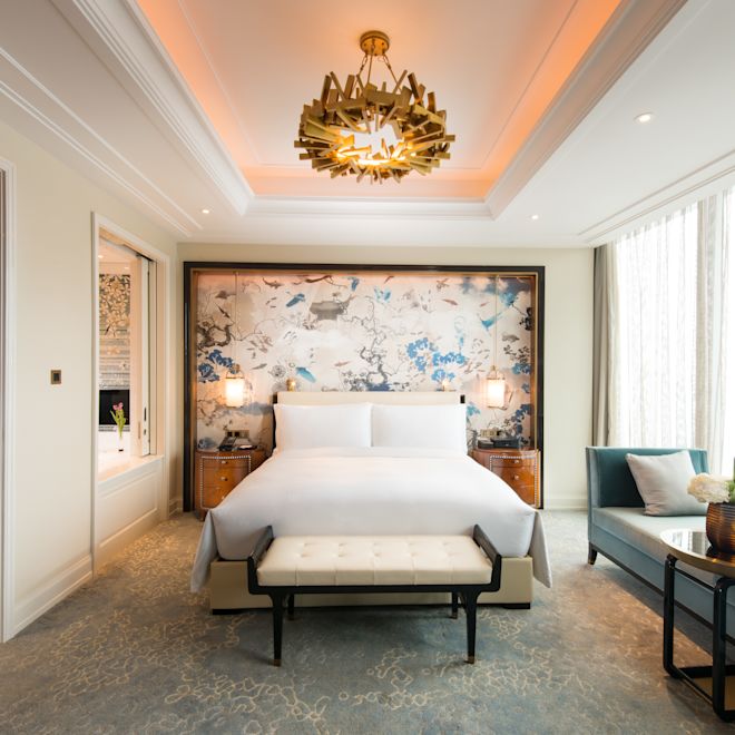 客房（1 张特大床）卧室配有沙发