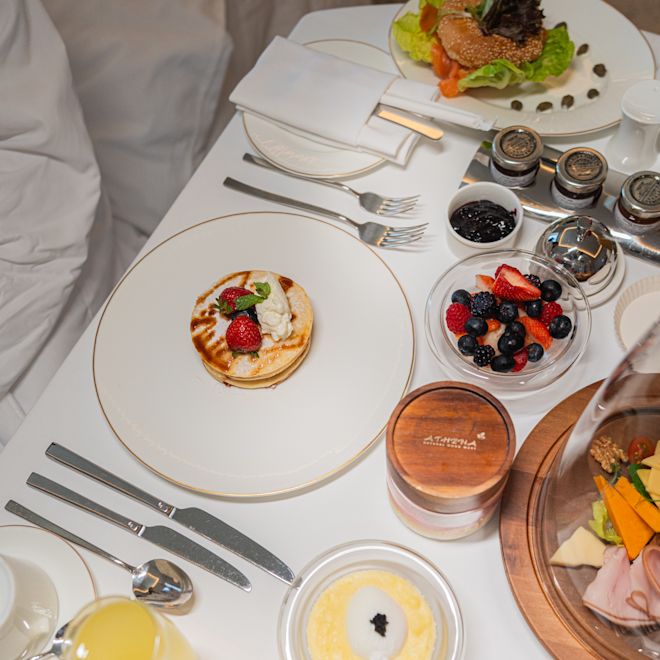 ベッドでの朝食、フルーツ、パン、その他のお料理