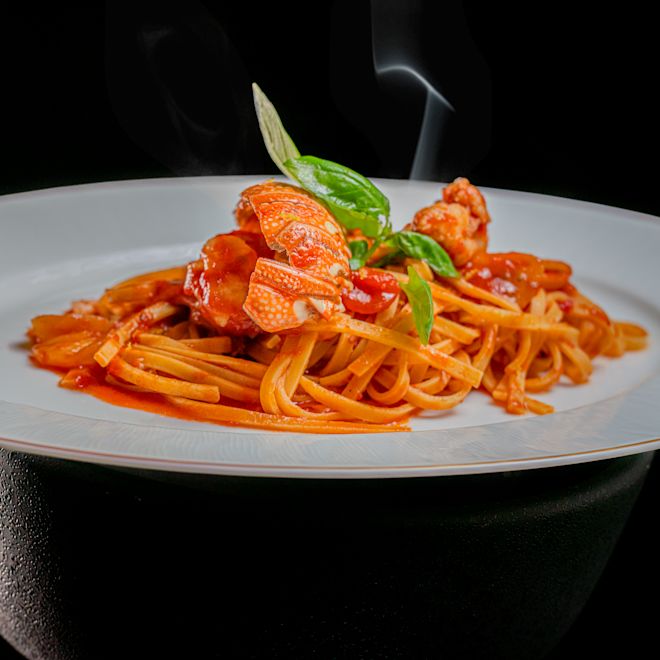 トライベッカ・マーケットのテーブルに並べたスパゲッティ