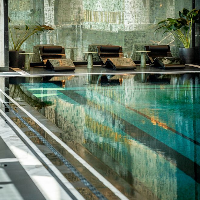 piscine de l'hôtel avec chaises longues