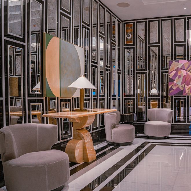 鏡を備えたミーティングの座席