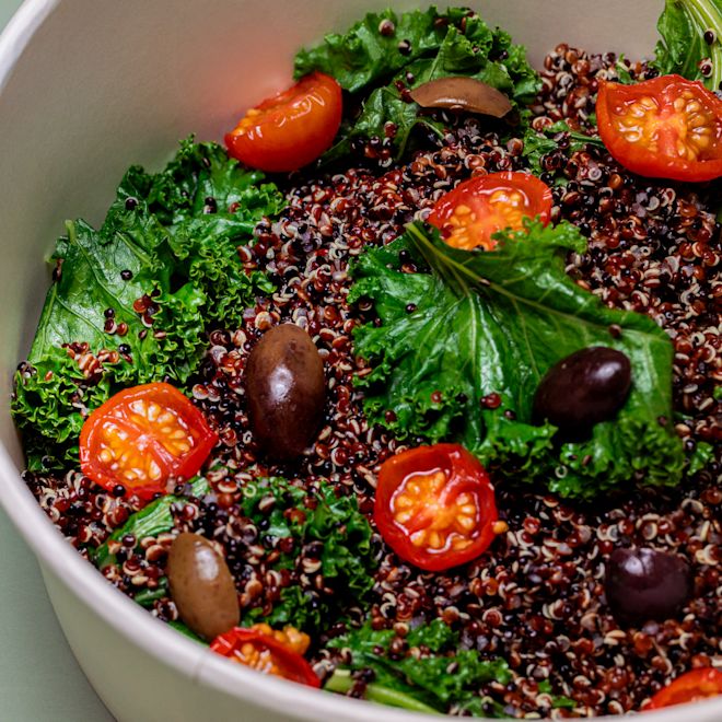 レストラン「ヴォランテ」、ケール、オリーブ、トマト入りキヌアサラダ