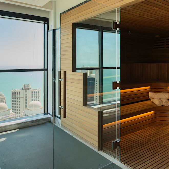 spa, sauna, vue des bâtiments et de l'eau depuis la fenêtre