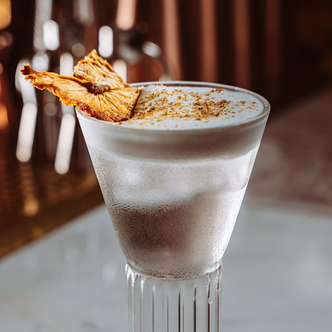 「コートランド・バー」のグラスで楽しむ特製ドリンク