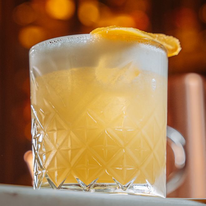 「コートランド・バー」でのグラスとドリンク