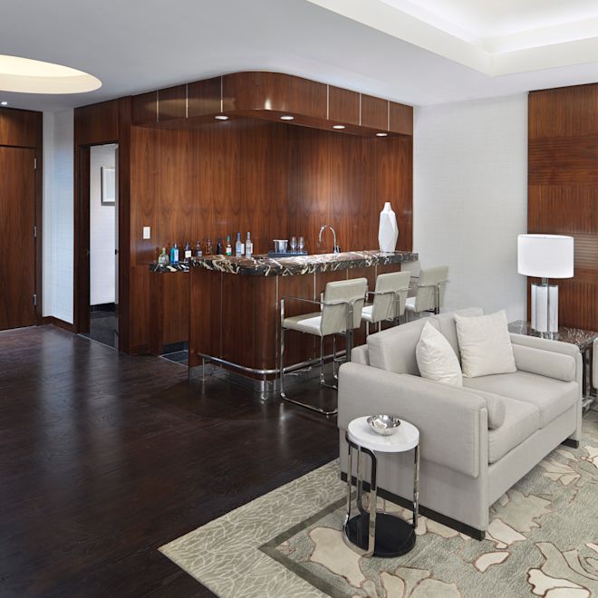 Guestroom lounge area with bar and couch