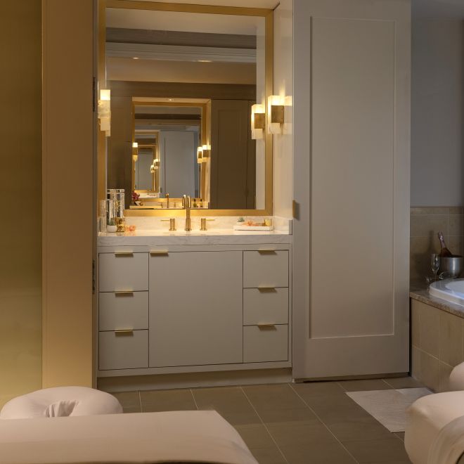 ruang perawatan spa, meja pijat, bak mandi whirlpool spa