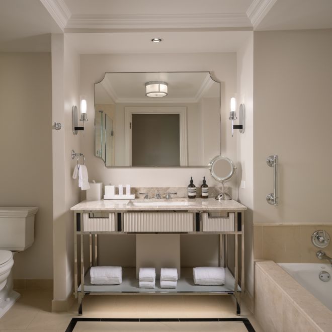 kamar mandi kamar tamu, meja rias, cermin, bak mandi, pancuran