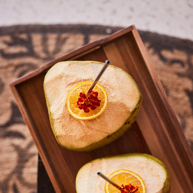 zwei große Obststücke auf einem Tablett