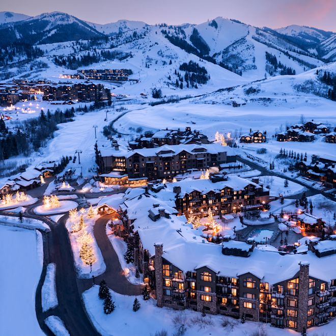 Exteriorul hotelului cu vedere spre Park City Mountain