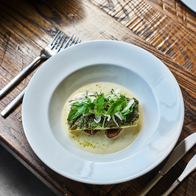 Vasul Signature pe o masă la restaurantul cu pudră