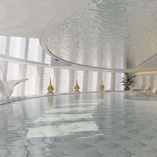 Piscine intérieure baignée de lumière naturelle depuis les fenêtres