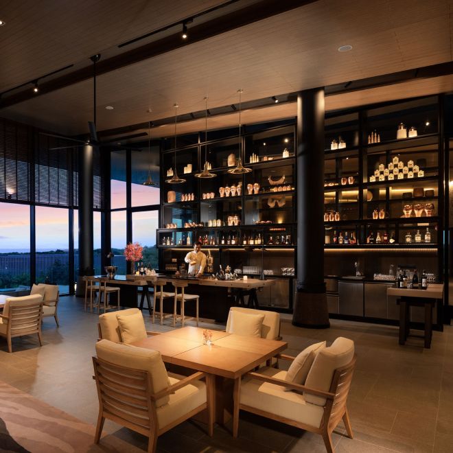 Barman preparando una bebida en el bar Vanya