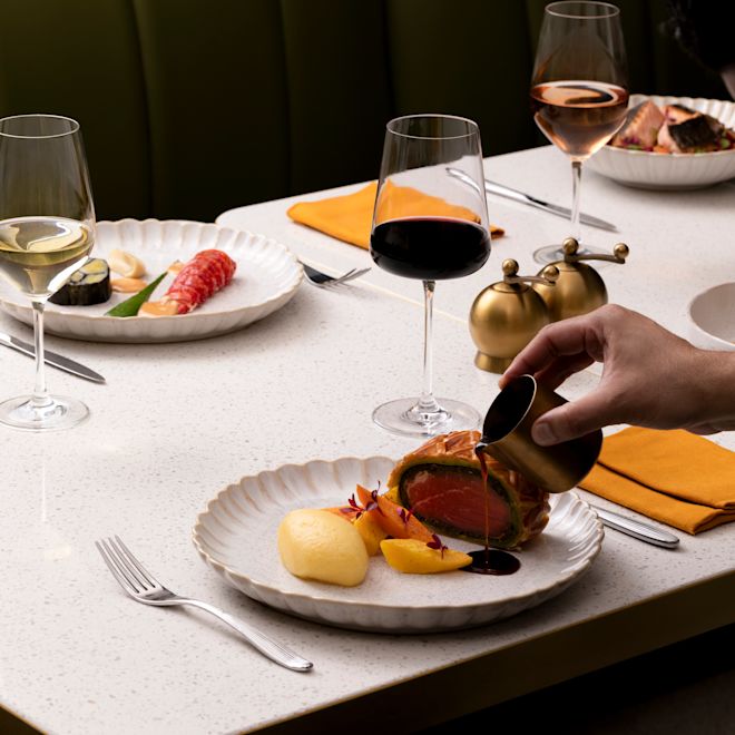 Filete de carne de res Wellington, puré de papas cremoso y zanahorias en Park Corner Brasserie