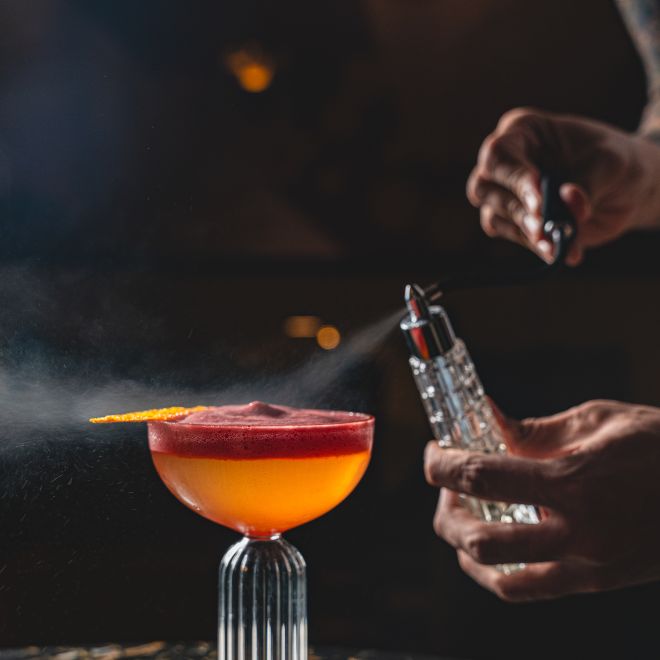 「ザ・コートランド・バー」でドリンクを準備しているバーテンダー