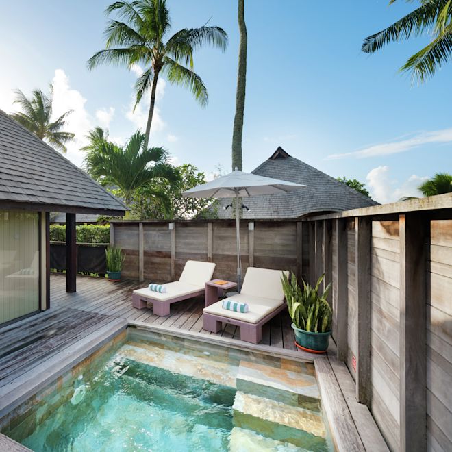 デラックスガーデンバンガローのプライベートパティオとプール