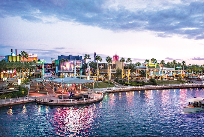 Универсален тематичен парк вечер