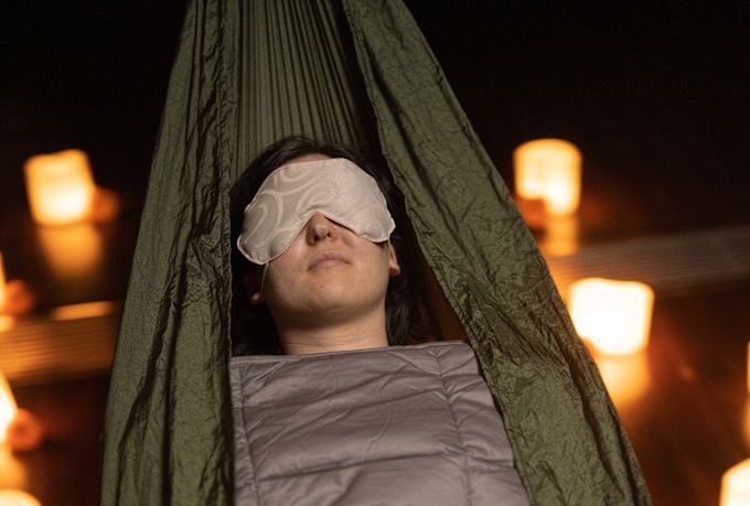 Seorang wanita yang mengalami terapi kepompong untuk memperbaiki tidur di spa