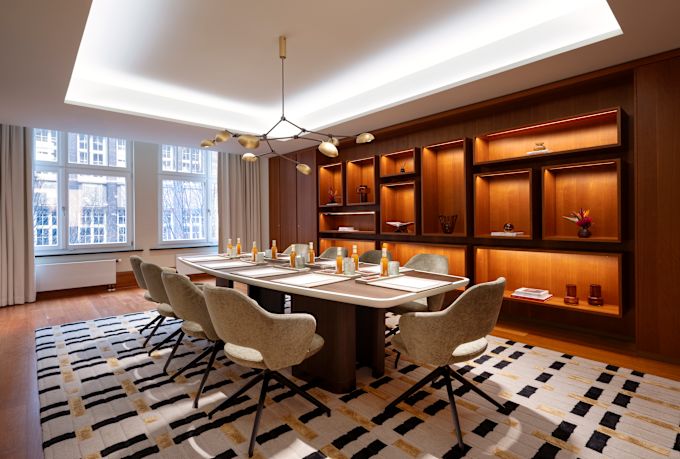 Zasedací místnost 1 s velkými okny