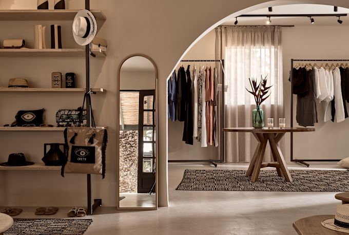 un magasin avec des vêtements et d'autres articles