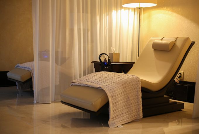 在水疗中心的对比疗法酒廊放松睡床