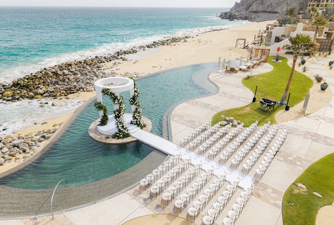 Área de la piscina al aire libre y patio para una celebración de boda