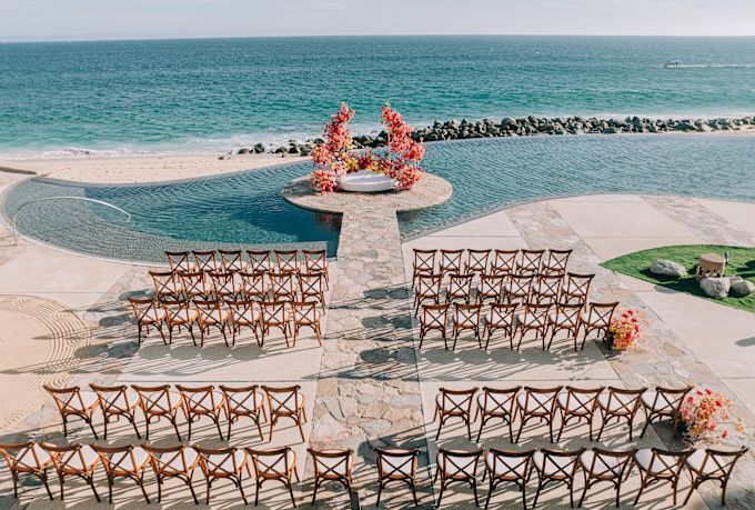 montaje de ceremonia de boda junto a la playa