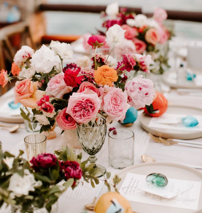 Flores sobre la mesa, con vajilla