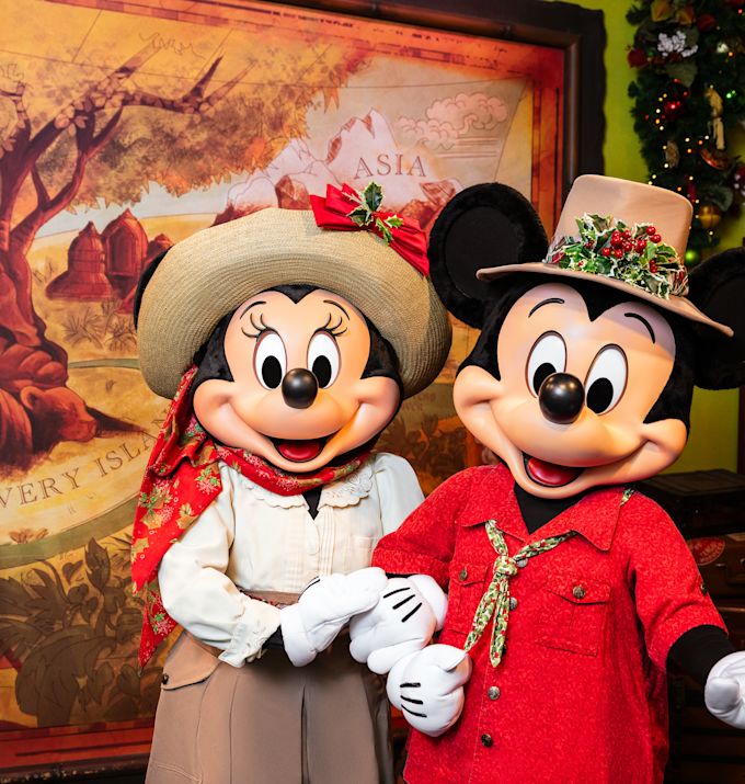 mickey and minnie mouse with holiday hats