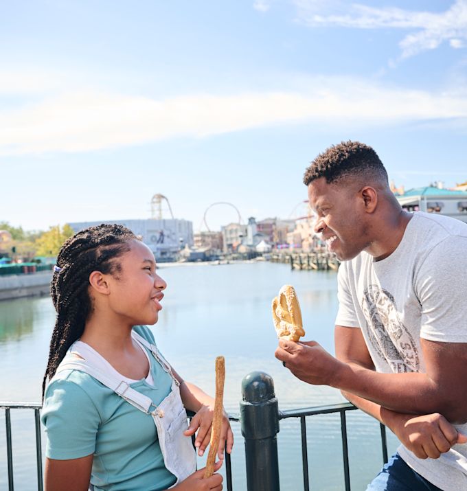 Двама души в Universal Studios