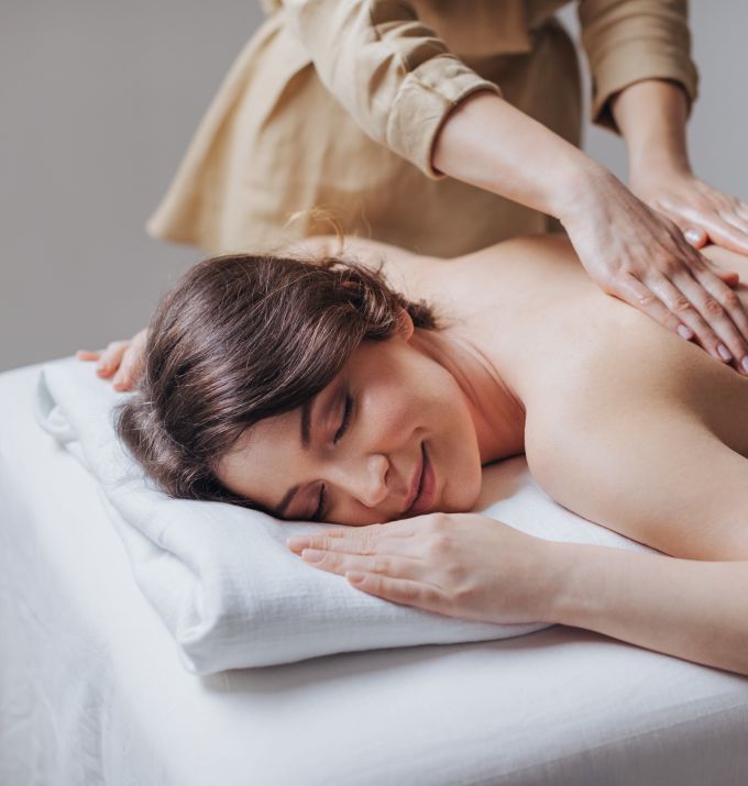 女士正在接受背部按摩