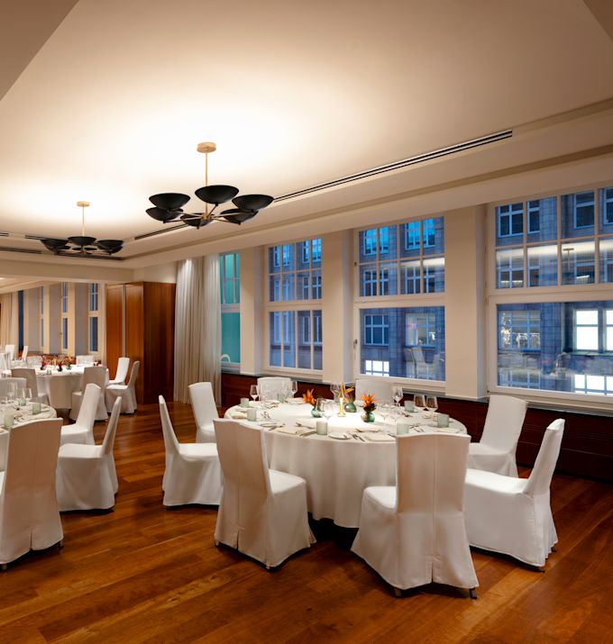 Nastavení sálu s kulatými stoly