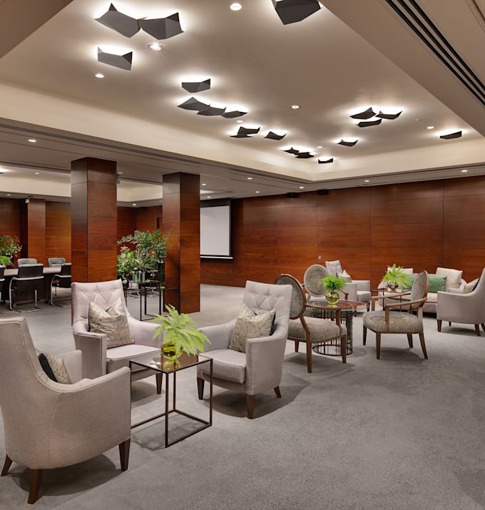 spazi congressuali con area lounge e tavolo da assemblee