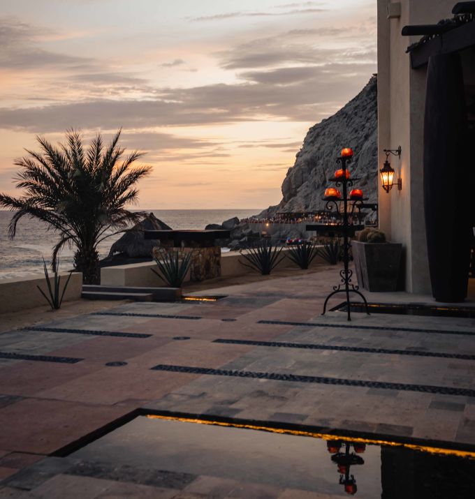 Blick auf das Hotel bei Abenddämmerung