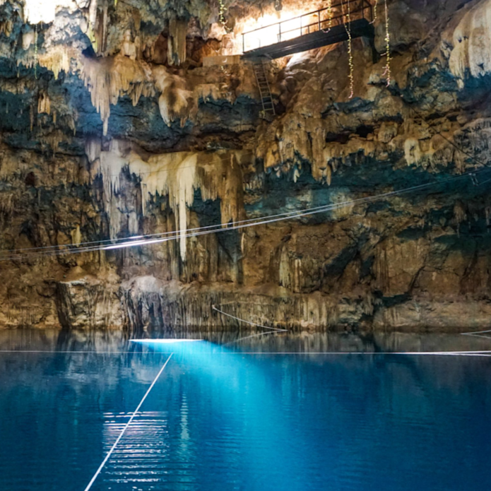 지하 수중 수영장인 Cenote