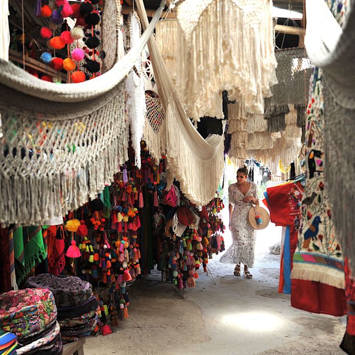 Frauen gehen durch den Markt