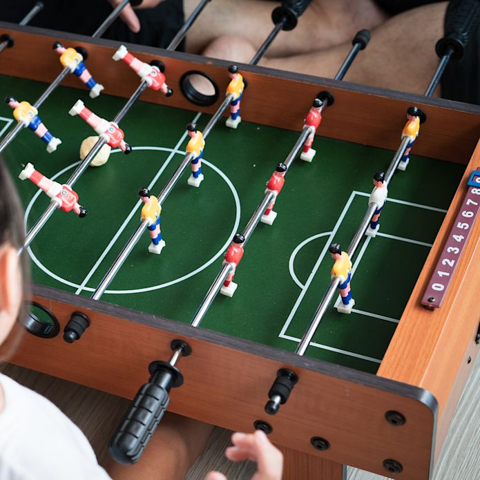 Menschen spielen Tischfußball