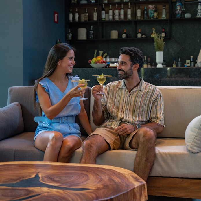 Paar Sofa in der Bar mit Cocktails