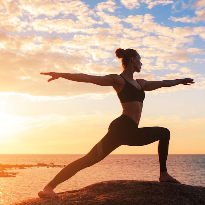 Frau am Strand beim Yoga