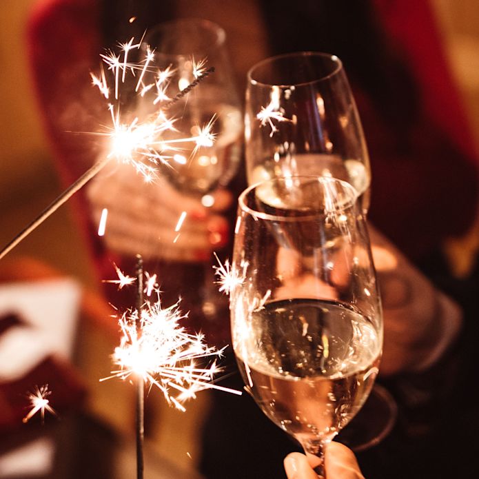 Gruppe von Personen, die Gläser und Funkeln halten