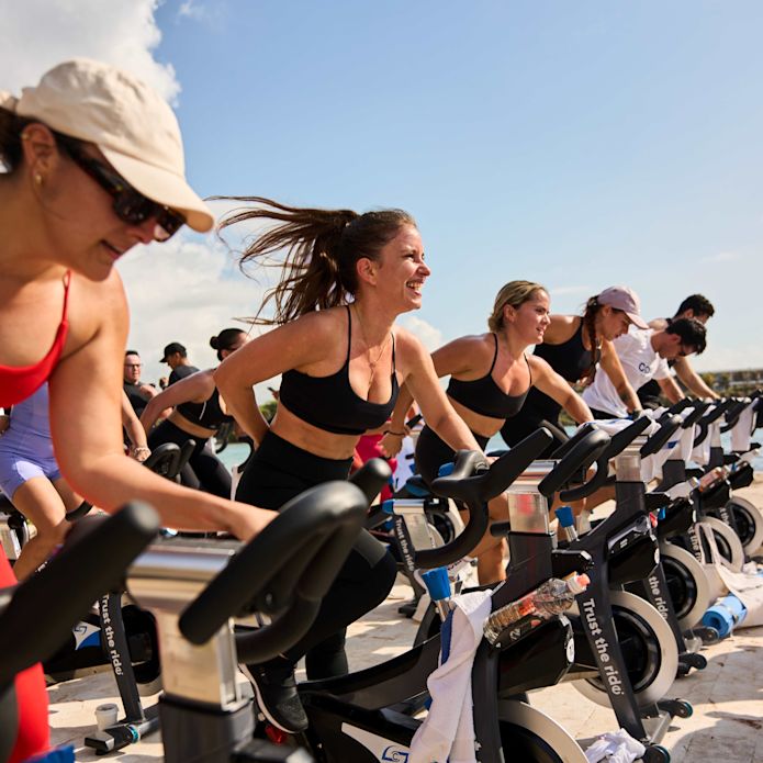 Personen, die sich außerhalb des Fitnessraums auf Cardiogeräten fit halten